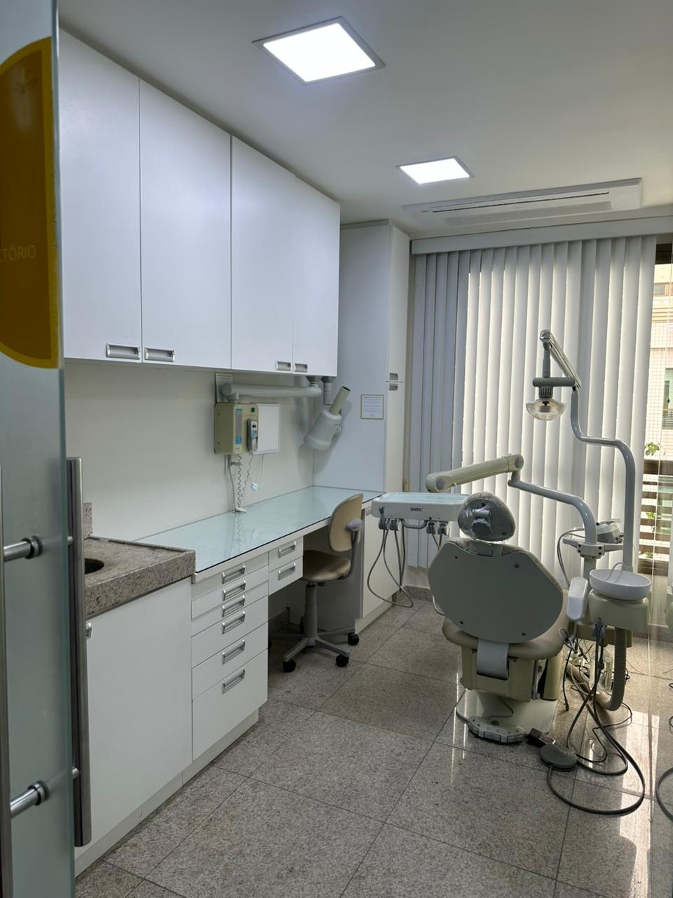 Consultório de prótese sobre implante da DentACC em Jacarepaguá